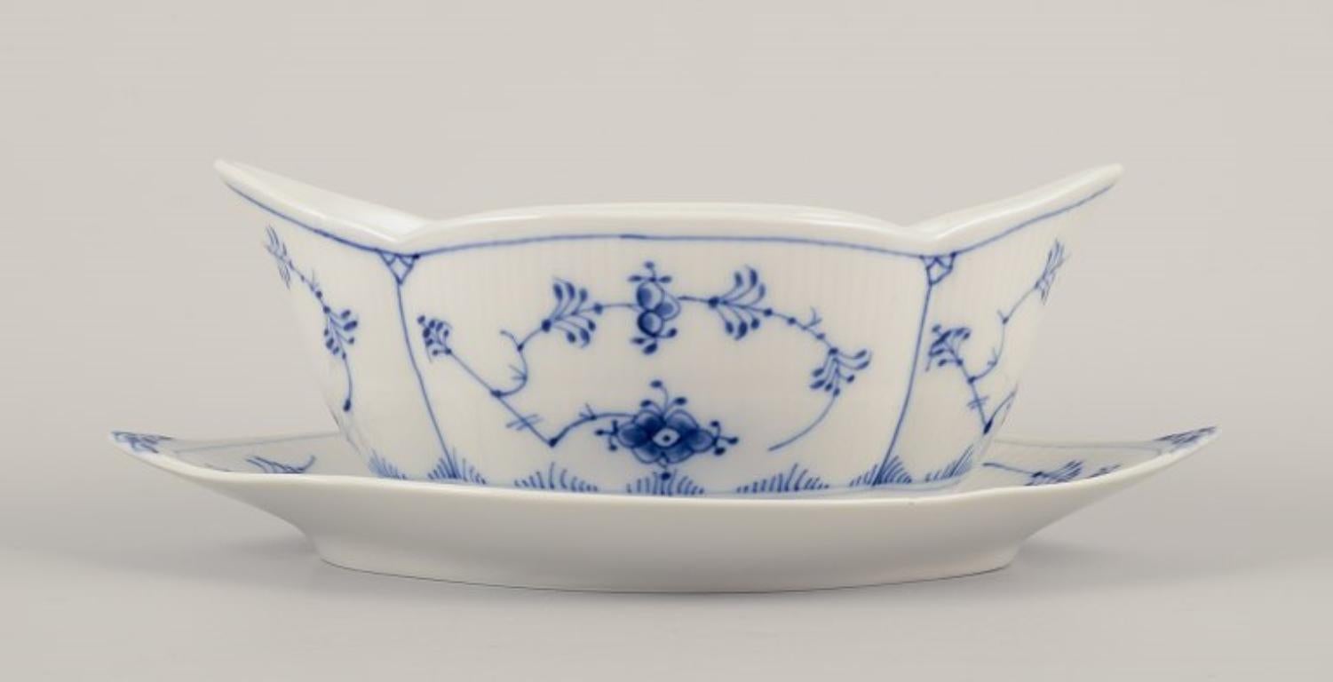 Danese Royal Copenhagen Blue Fluted Plain. Salsiera su piede dipinta a mano in blu. in vendita