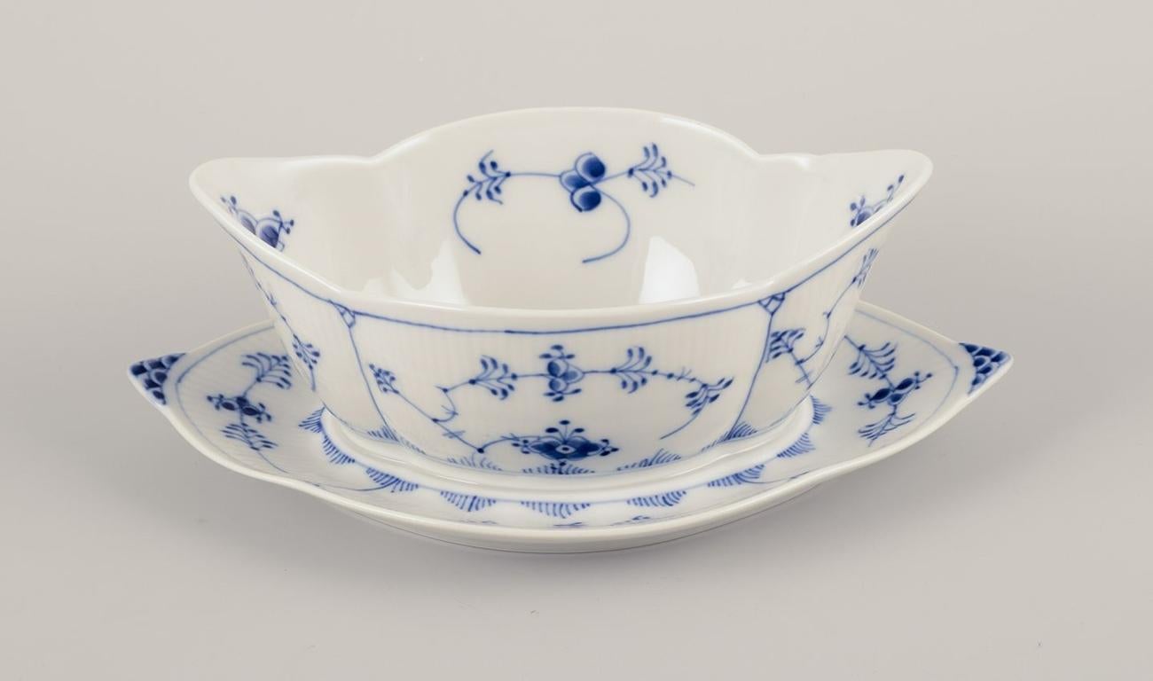 Dipinto a mano Royal Copenhagen Blue Fluted Plain. Salsiera su piede dipinta a mano in blu. in vendita