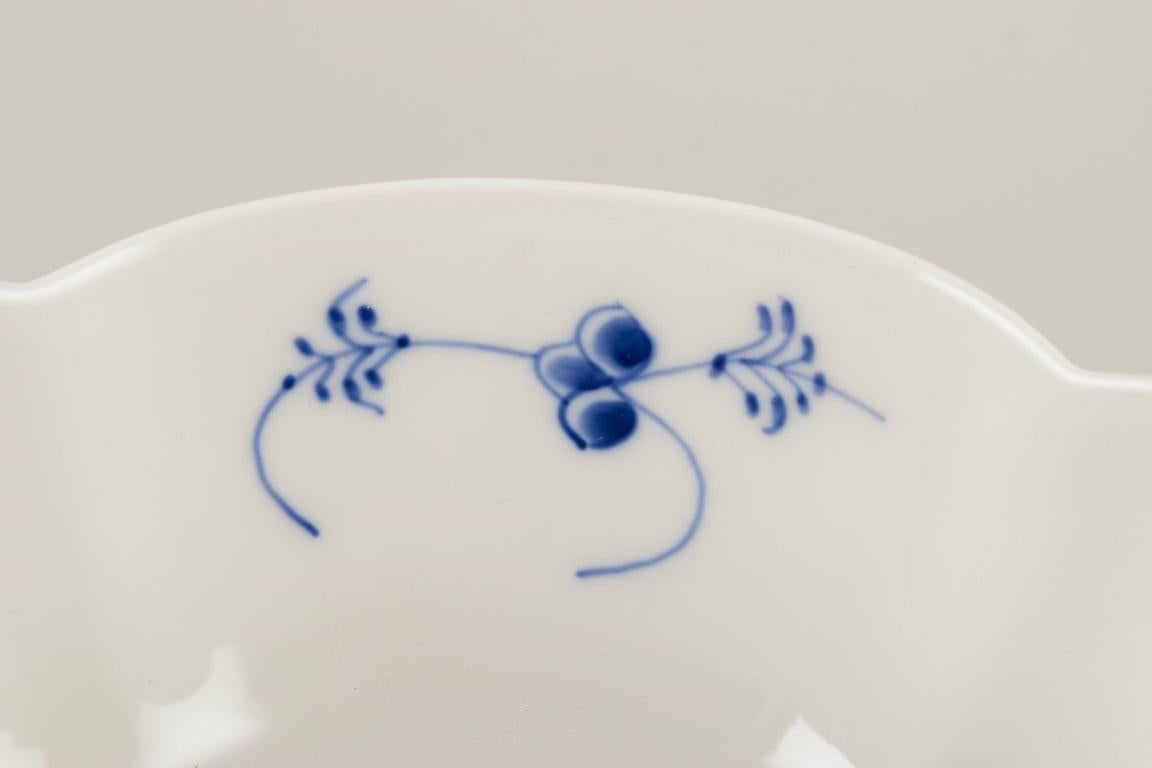 Fine XX secolo Royal Copenhagen Blue Fluted Plain. Salsiera su piede dipinta a mano in blu. in vendita