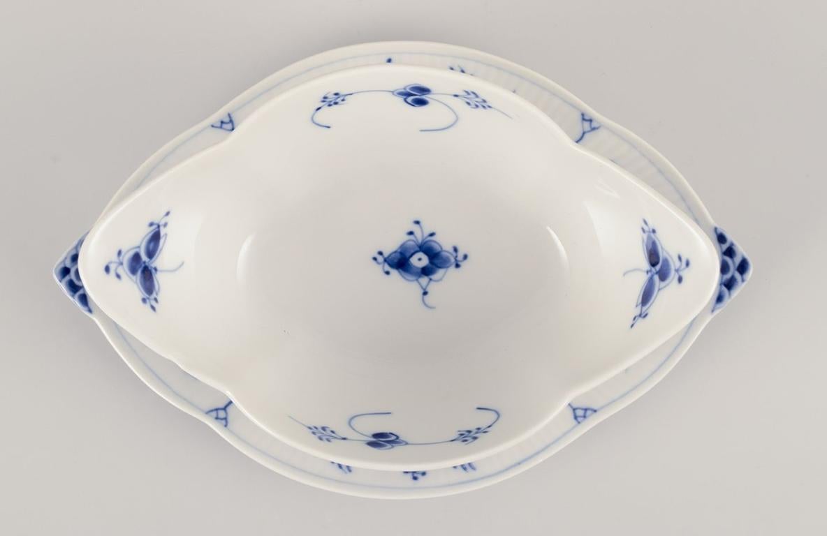 Porcellana Royal Copenhagen Blue Fluted Plain. Salsiera su piede dipinta a mano in blu. in vendita