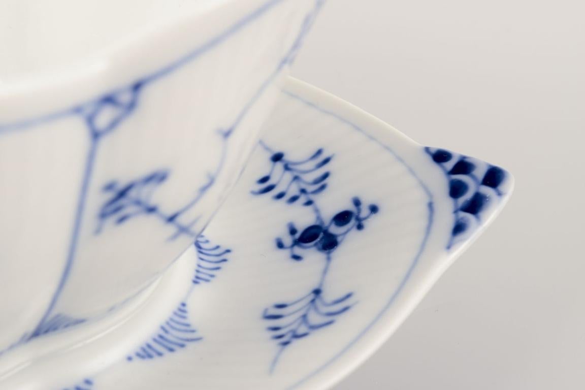 Royal Copenhagen Blue Fluted Plain. Salsiera su piede dipinta a mano in blu. in vendita 1