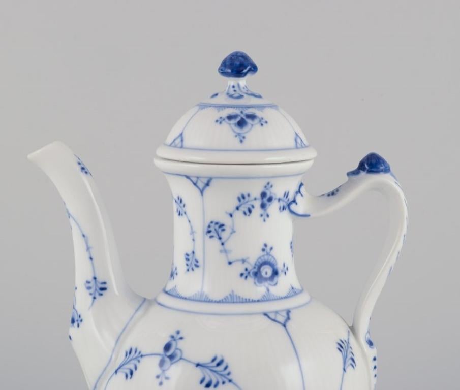 Royal Copenhagen Blue Fluted Plain handgemalte Kaffeekanne.
Schneckengriff.
Modellnummer 1/48.
Datierung: Ca. 1930
Perfekter Zustand.
Markiert.
Zweite Fabrikqualität.
Abmessungen: H 25,0 cm. x B 18,0 cm.