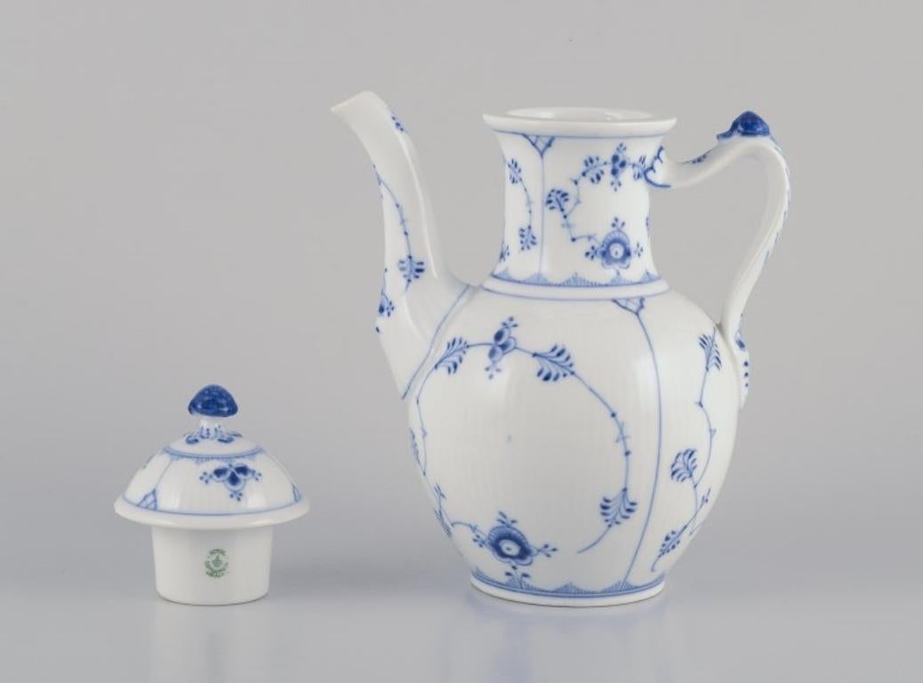 Royal Copenhagen Blau geriffelte, einfache, handbemalte Kaffeekanne. (Handbemalt) im Angebot