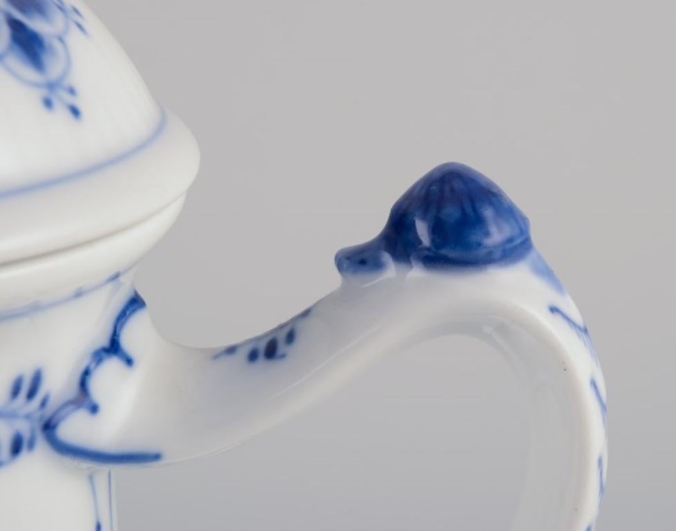 Royal Copenhagen Blau geriffelte, einfache, handbemalte Kaffeekanne. (Mitte des 20. Jahrhunderts) im Angebot