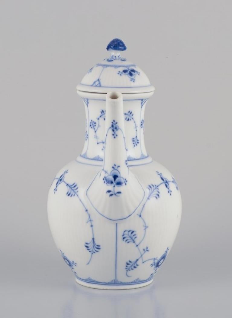 Royal Copenhagen Blau geriffelte, einfache, handbemalte Kaffeekanne. (Porzellan) im Angebot