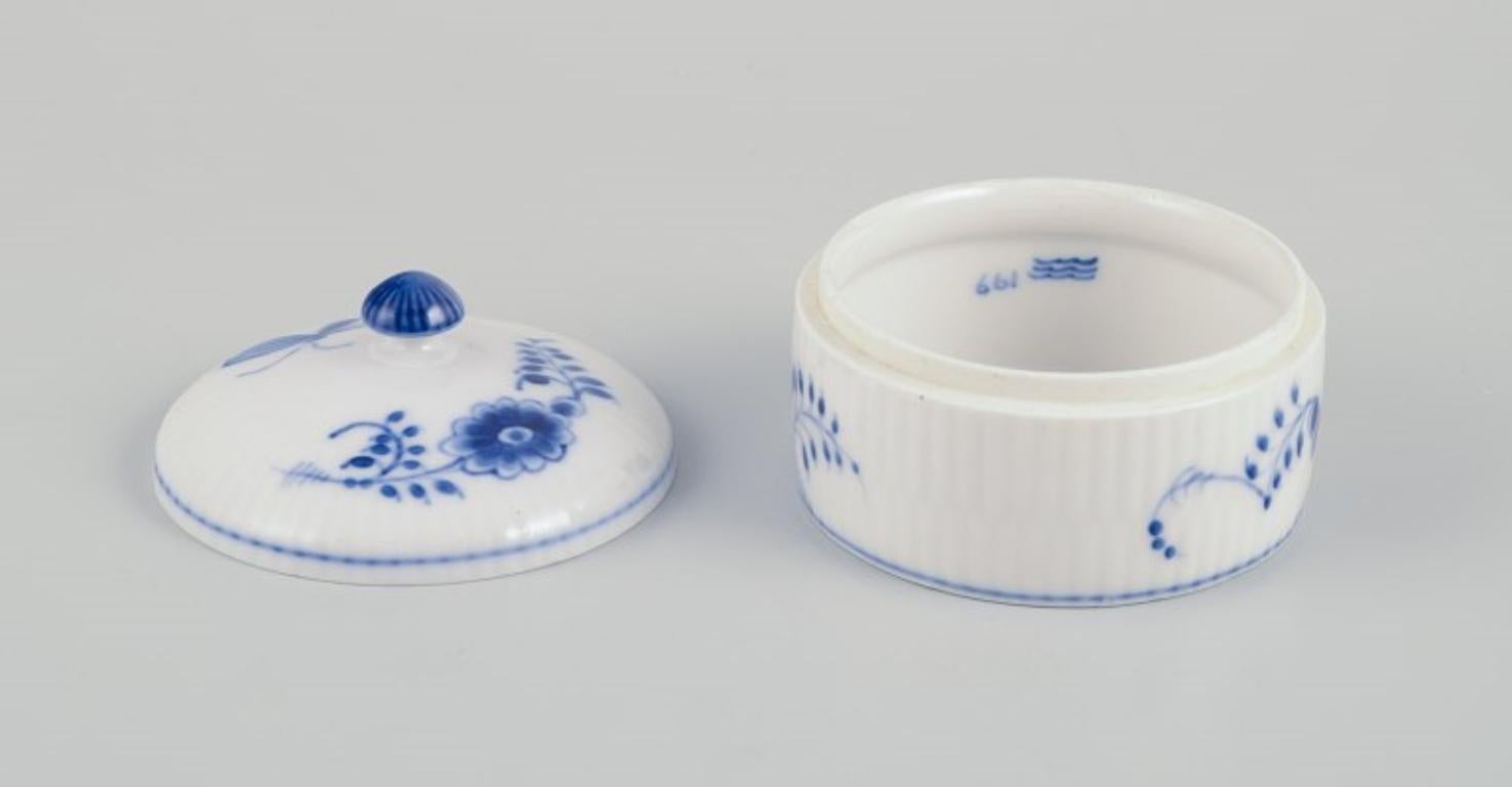 Royal Copenhagen Blue Fluted Plain lidded jar.
Decorated with insects.
Rare model.
Produced between 1898-1923.
Model number: 2115.
First factory quality.
In perfect condition.
Dimensions: Diameter 8.5 cm x Height 6.5 cm.