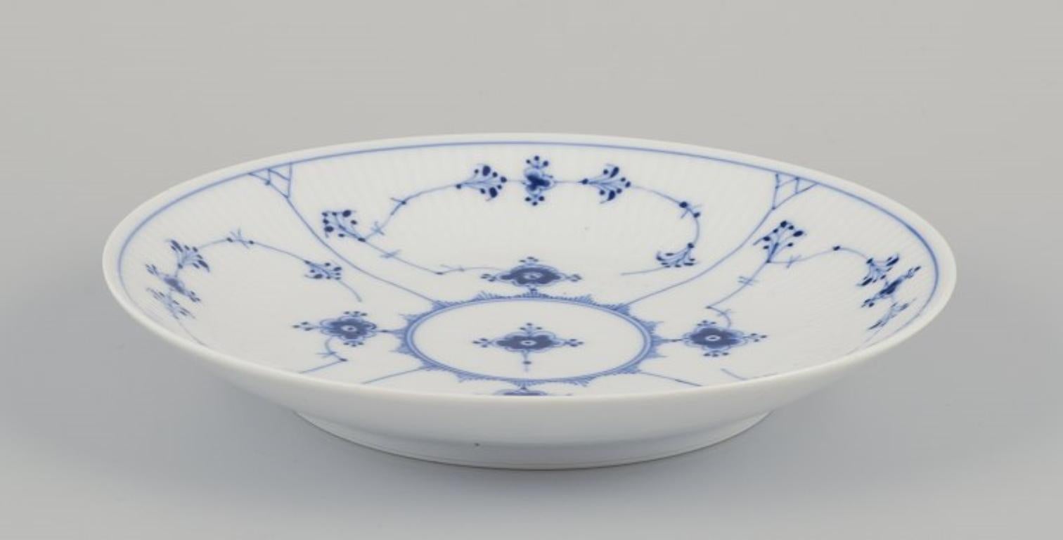 Dipinto a mano Royal Copenhagen Blue Fluted Plain, ciotola bassa/piatto in porcellana dipinta a mano.