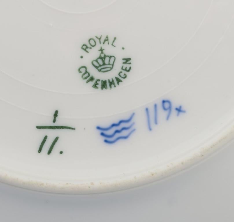 XX secolo Royal Copenhagen Blue Fluted Plain, ciotola bassa/piatto in porcellana dipinta a mano.