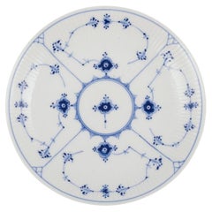 Royal Copenhagen Blue Fluted Plain, ciotola bassa/piatto in porcellana dipinta a mano.