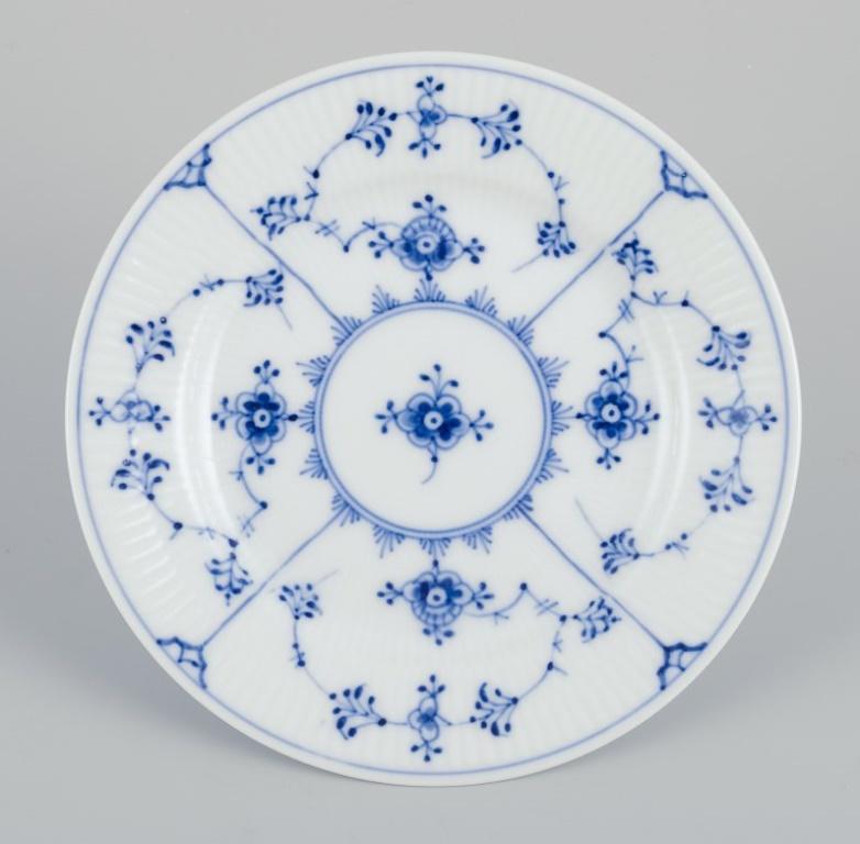 Royal Copenhagen Blue Fluted Plain. Nove piatti da torta in porcellana dipinta a mano.
Numero di modello 1/181.
Datazione: Dagli anni '30 agli anni '60.
In perfette condizioni.
Firmato.
Prima qualità di fabbrica.
Dimensioni: Diametro 15,5 cm.