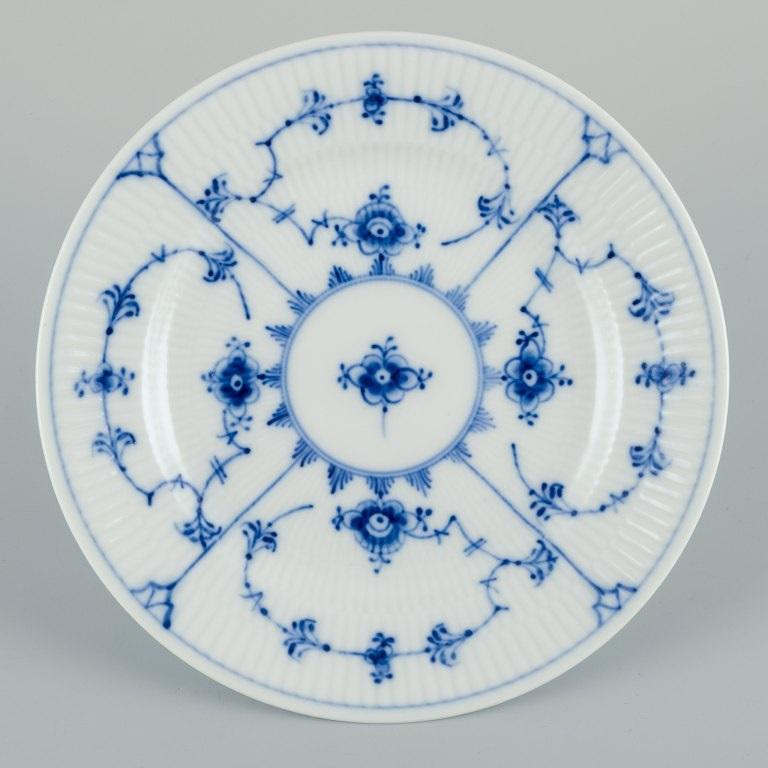 Royal Copenhagen Blue Fluted Plain, nine dessert plates in hand-painted porcelain.
Model number 1/181.
Dating: 1930s-1960s.
In perfect condition.
Signed.
First factory quality.
Dimensions: 15.5 cm.