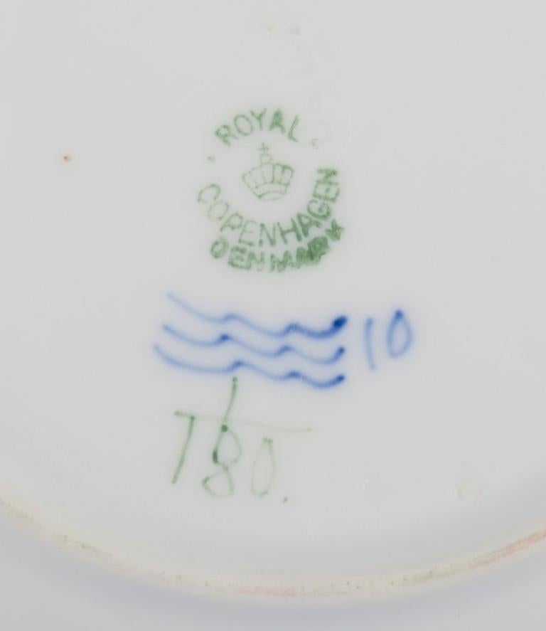 Royal Copenhagen Blau geriffelte Plain. Neun Teller aus Porzellan. (20. Jahrhundert)