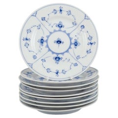 Royal Copenhagen Blau geriffelte Plain. Neun Teller aus Porzellan.