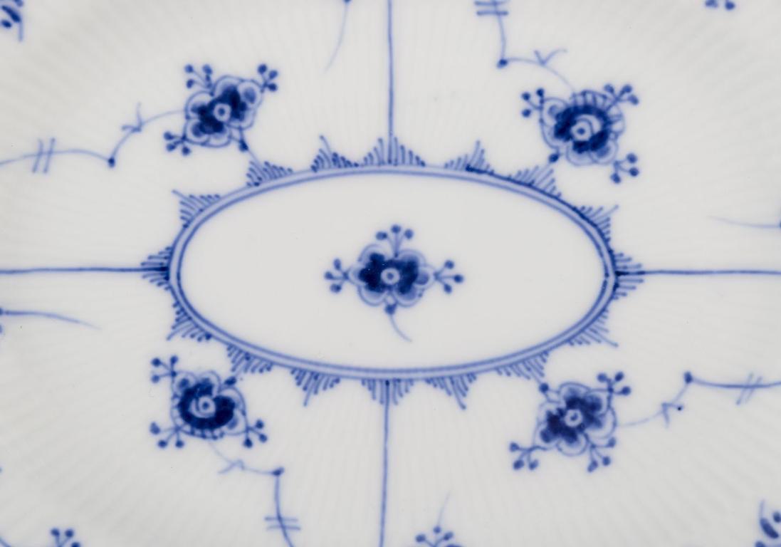 Danois Royal Copenhagen Blue Fluted Plain. Plat ovale. Peint à la main en bleu. en vente