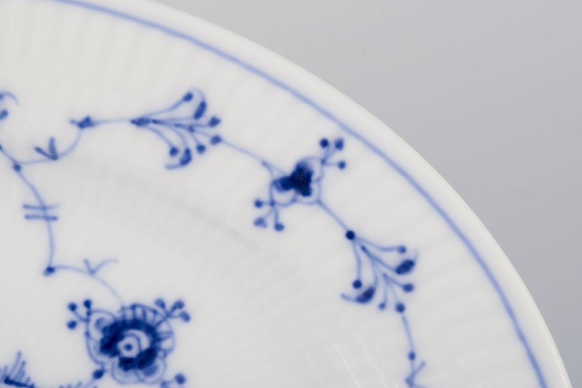Vernissé Royal Copenhagen Blue Fluted Plain. Plat ovale. Peint à la main en bleu. en vente