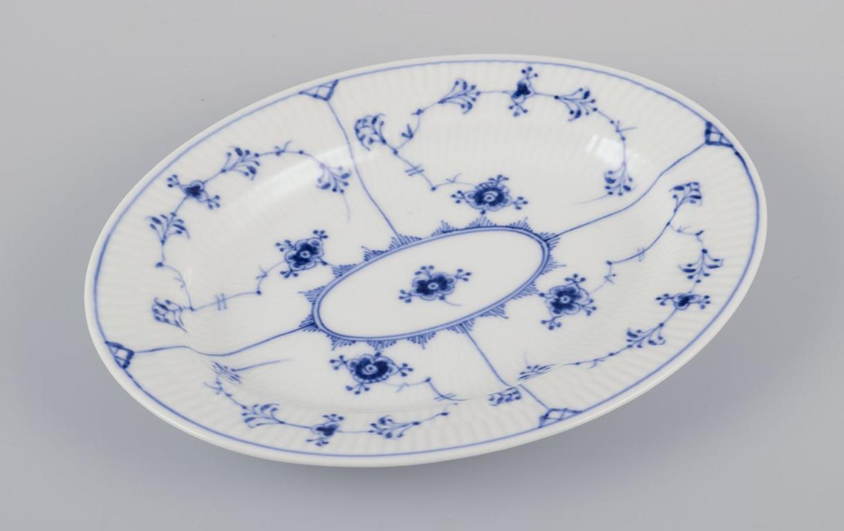 Milieu du XXe siècle Royal Copenhagen Blue Fluted Plain. Plat ovale. Peint à la main en bleu. en vente