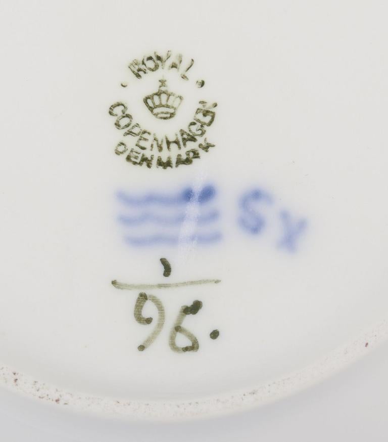 Porcelaine Royal Copenhagen Blue Fluted Plain. Plat ovale. Peint à la main en bleu. en vente