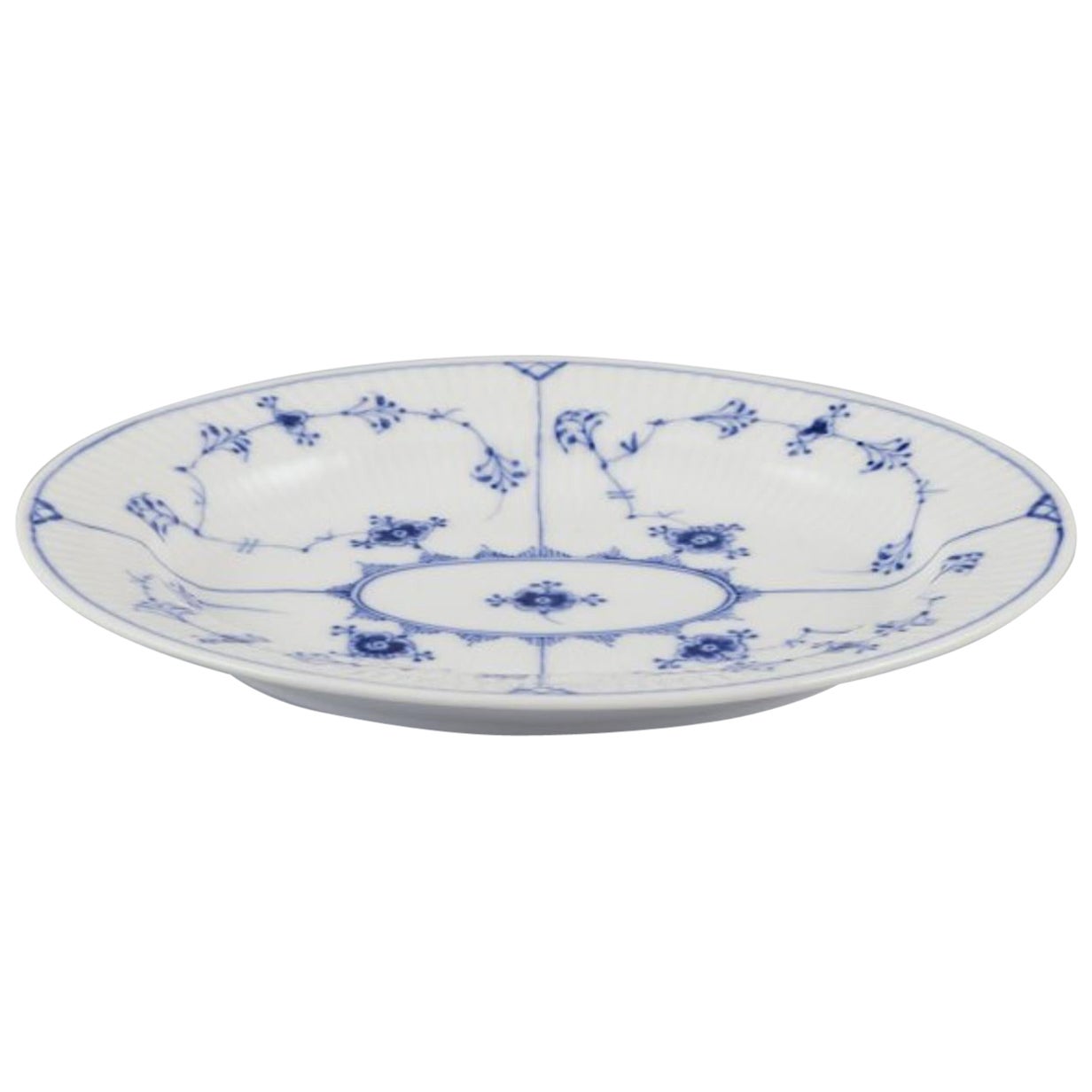 Royal Copenhagen Blue Fluted Plain. Plat ovale. Peint à la main en bleu. en vente