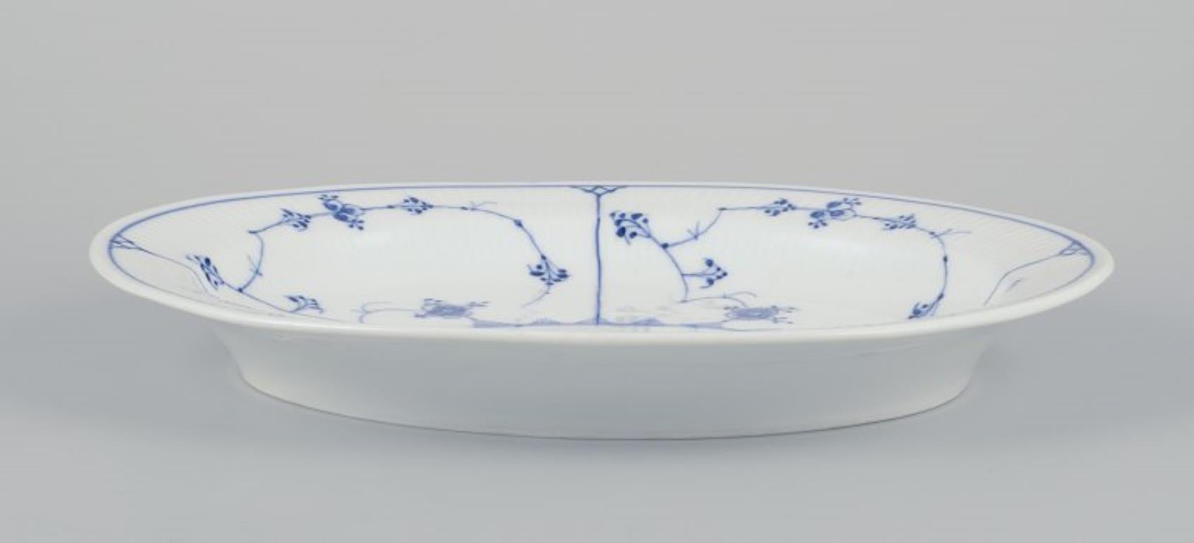 Royal Copenhagen Azul Liso Acanalado. 
Bandeja ovalada de porcelana para servir. Pintado a mano.
Model No: 1/99
Finales del siglo XIX.
Perfecto estado.
Marcado.
Primera calidad de fábrica.
Dimensiones: An 37,0 cm. x 29,0 cm. x 4,5 cm.