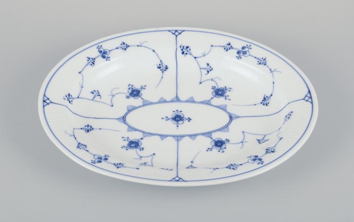 Royal Copenhagen Azul Liso Acanalado. Bandeja ovalada de porcelana para servir. Danés en venta