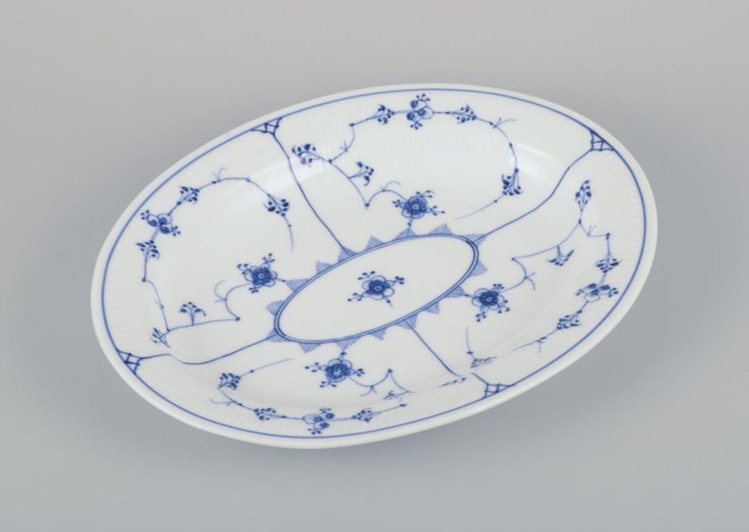 Royal Copenhagen Azul Liso Acanalado. Bandeja ovalada de porcelana para servir. Pintado a mano en venta