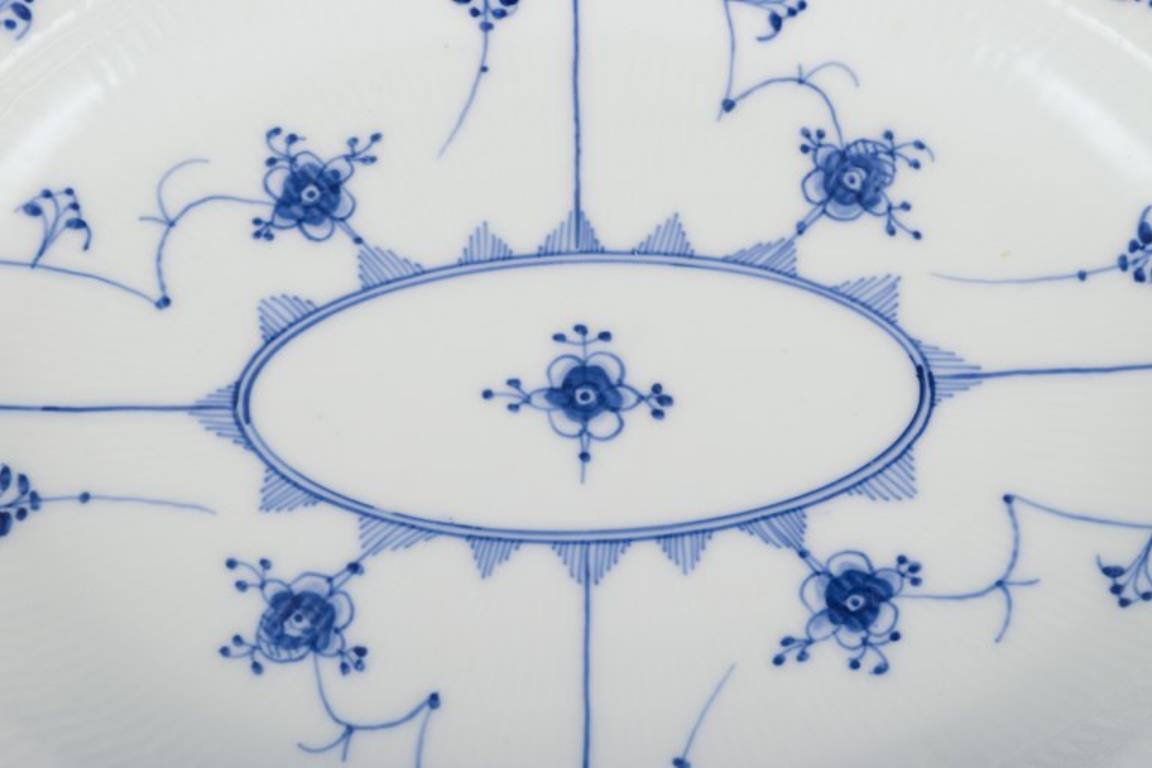 Royal Copenhagen Azul Liso Acanalado. Bandeja ovalada de porcelana para servir. siglo XIX en venta