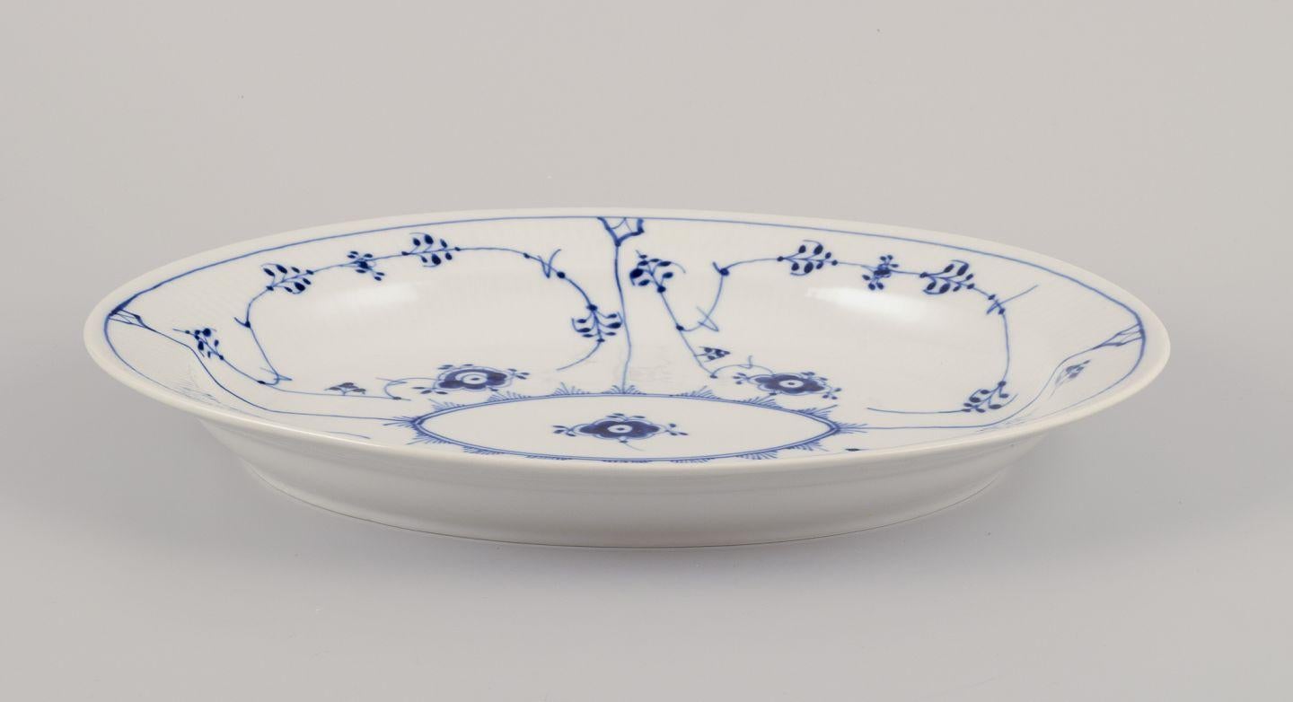 GEBRAUCHTWAREN SIND FÜR KUNDEN IN DEN USA, GROSSBRITANNIEN, AUSTRALIEN UND KANADA VON DEN EINFUHRZÖLLEN BEFREIT.   
DAHER FALLEN FÜR IHREN KAUF KEINE EINFUHRZÖLLE AN. 

Royal Copenhagen Blau geriffelte Plain. 
Ovale Servierplatte, handbemalt in