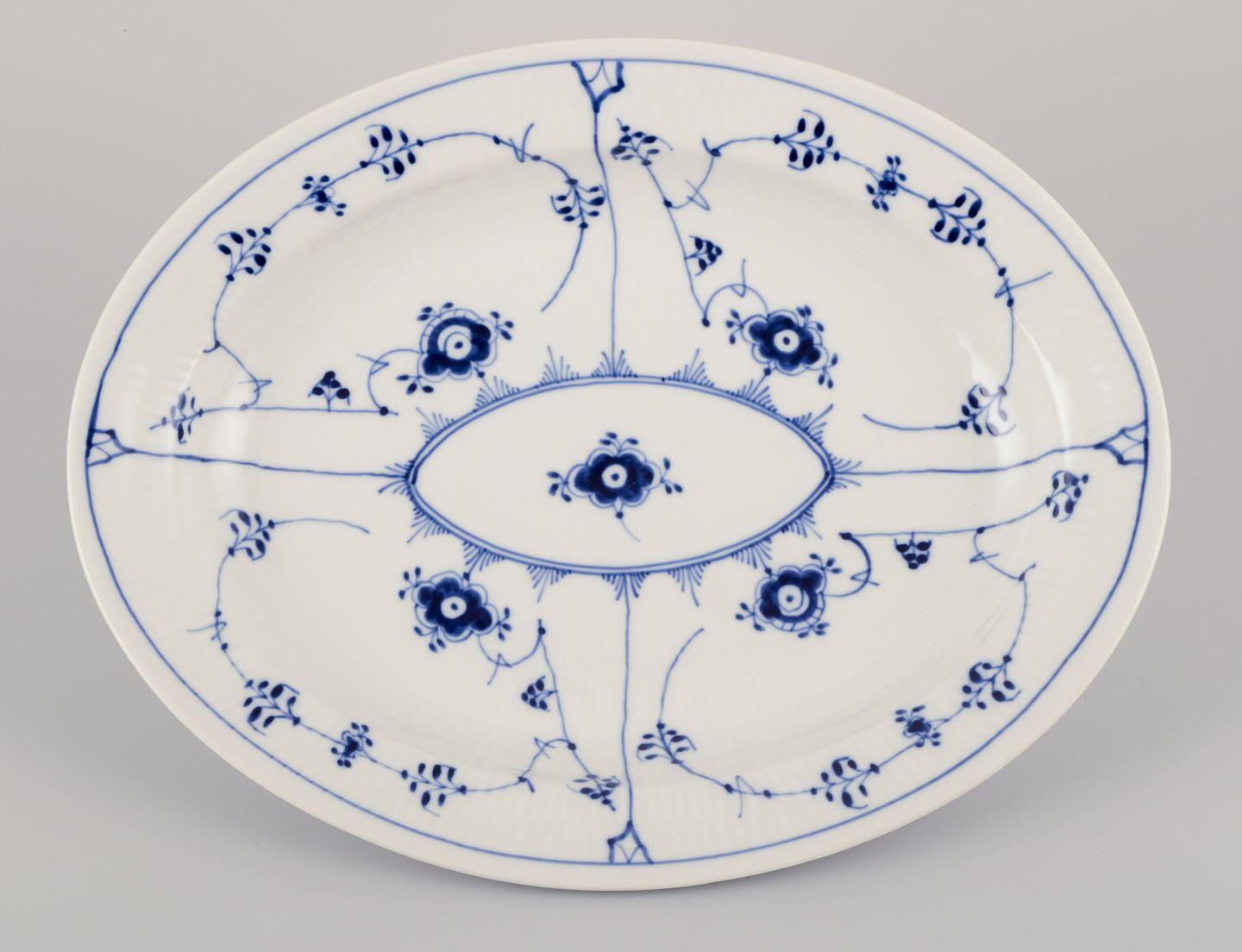 Royal Copenhagen Blau geriffelte Plain. Ovale Servierplatte, handbemalt in Blau. (Dänisch) im Angebot