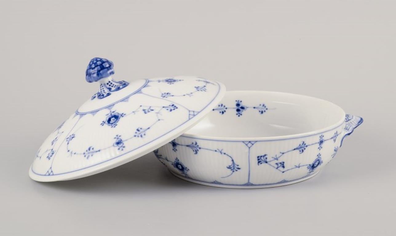 GEBRAUCHTWAREN SIND FÜR KUNDEN IN DEN USA, GROSSBRITANNIEN, AUSTRALIEN UND KANADA VON DEN EINFUHRZÖLLEN BEFREIT.   
DAHER FALLEN FÜR IHREN KAUF KEINE EINFUHRZÖLLE AN. 

Royal Copenhagen Blau geriffelte Plain.
Runde Terrine mit Deckel, handbemalt in