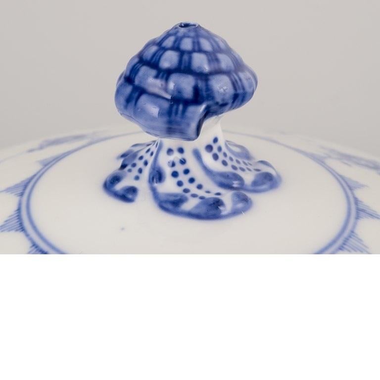 Royal Copenhagen Blau geriffelte Plain. Runde Terrine mit Deckel, handbemalt in Blau. (Mitte des 20. Jahrhunderts) im Angebot