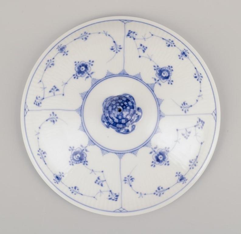 Royal Copenhagen Blau geriffelte Plain. Runde Terrine mit Deckel, handbemalt in Blau. (Porzellan) im Angebot