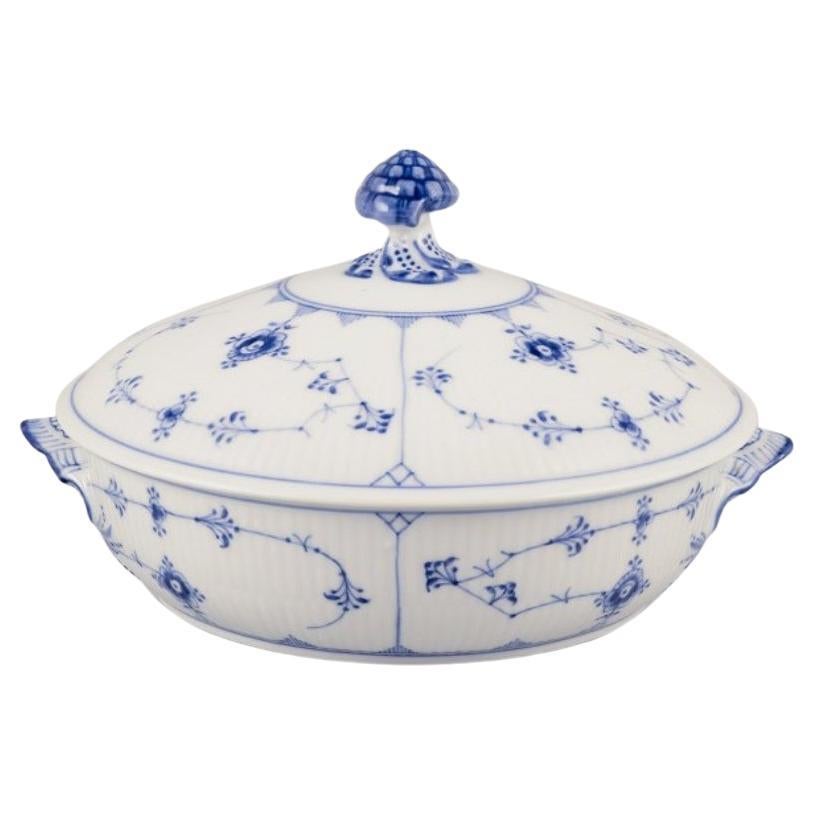 Royal Copenhagen Blau geriffelte Plain. Runde Terrine mit Deckel, handbemalt in Blau. im Angebot