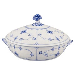 Royal Copenhagen Blau geriffelte Plain. Runde Terrine mit Deckel, handbemalt in Blau.