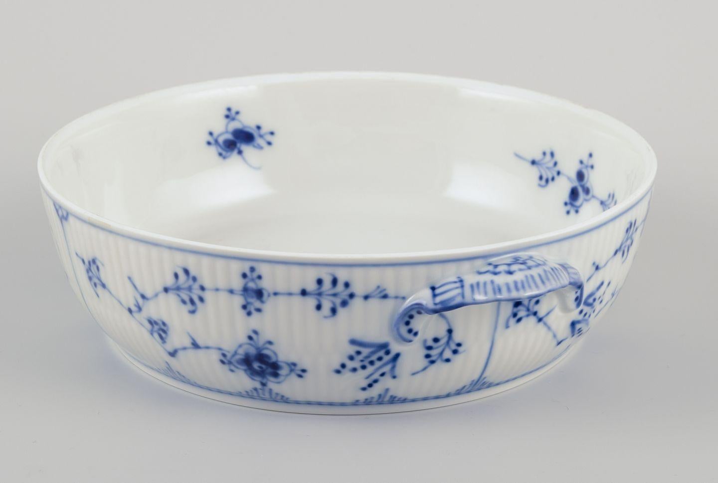 Vernissé Royal Copenhagen Blue Fluted Plain. Soupière ronde en porcelaine. en vente