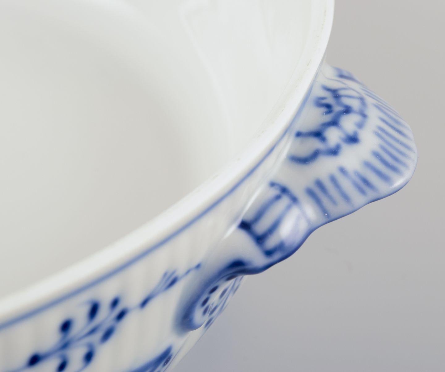 Fin du 20e siècle Royal Copenhagen Blue Fluted Plain. Soupière ronde en porcelaine. en vente