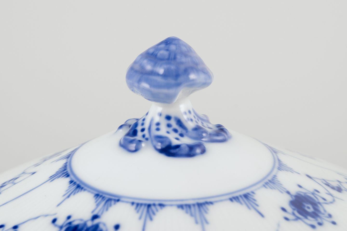 Royal Copenhagen Blue Fluted Plain. Soupière ronde en porcelaine. en vente 1