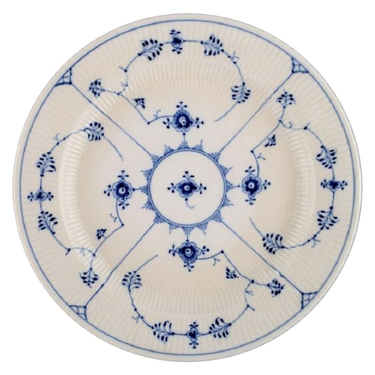 Royal Copenhagen, blaue, geriffelte, runde Servierschale, Modellnummer 1/107