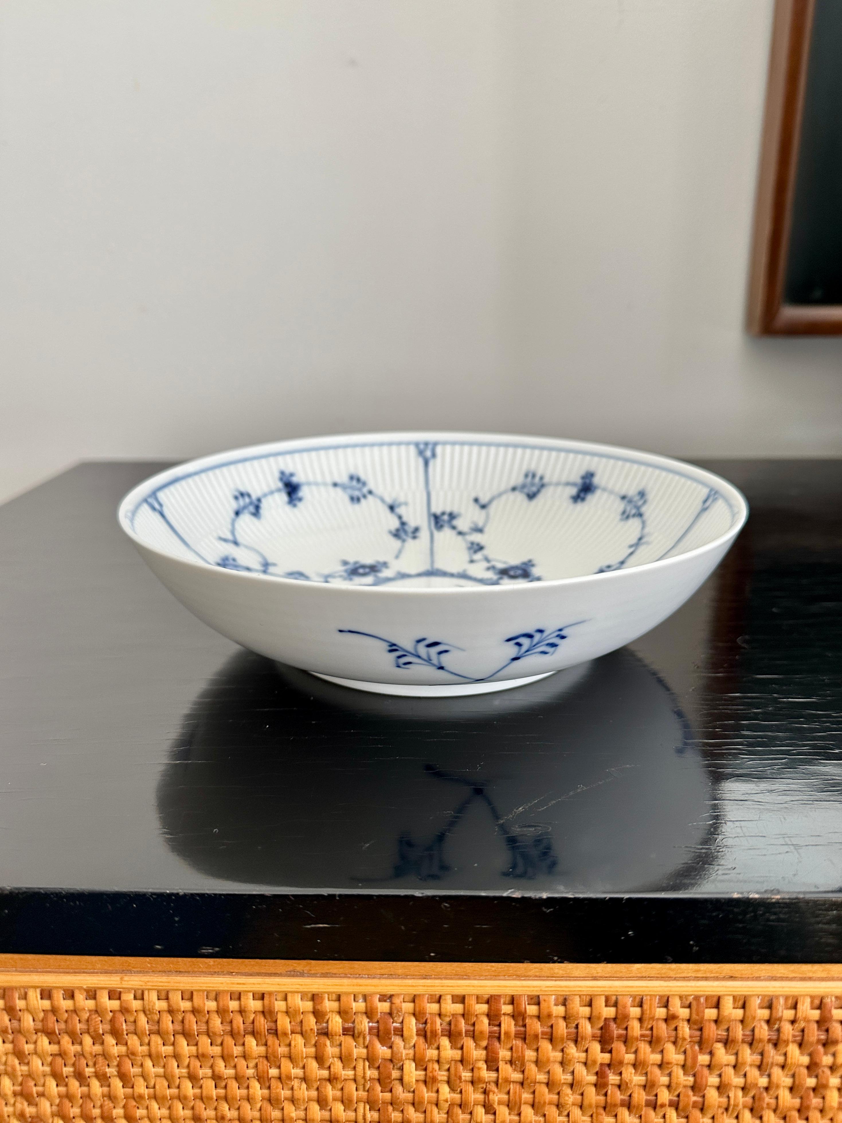Eine blaue, geriffelte, schlichte Salatschüssel von Royal Copenhagen. Das Design basiert auf einem antiken chinesischen Muster und wurde 1775 von Royal Copenhagen entworfen.  Arnold Krog, der von 1884 bis 1916 künstlerischer Leiter von Royal