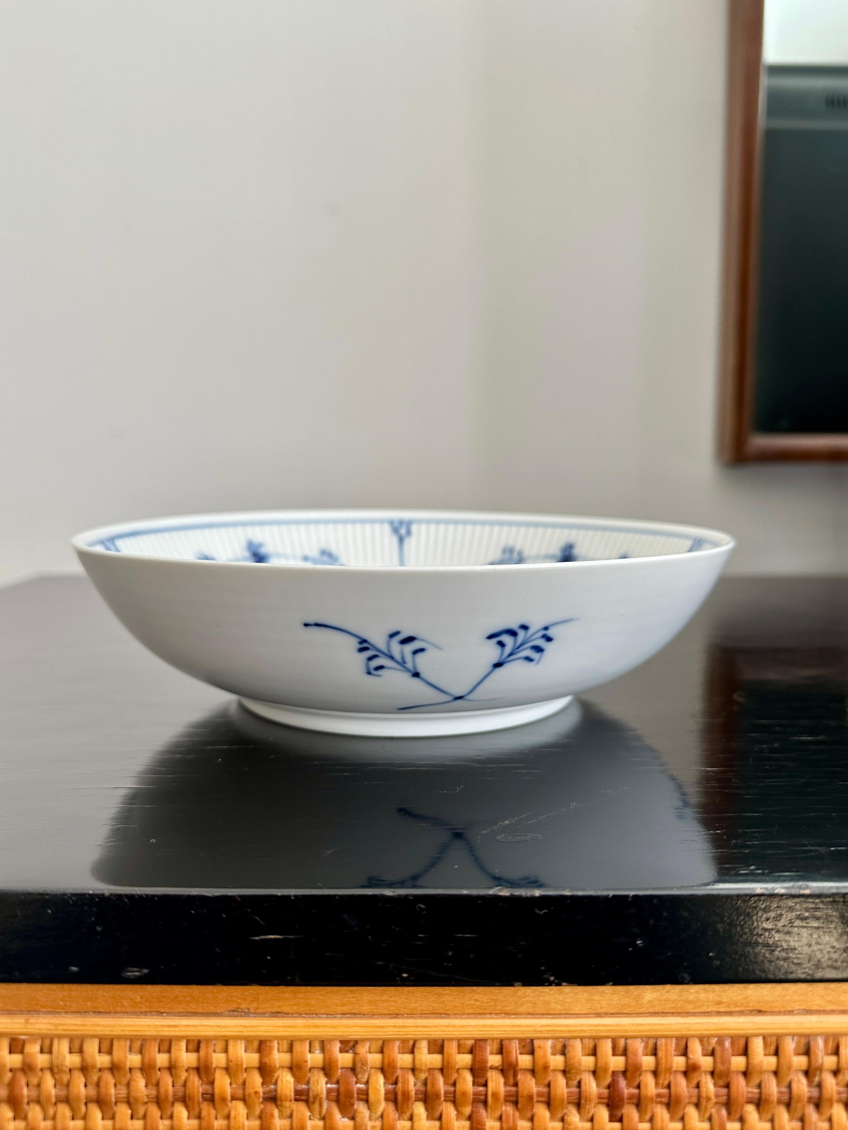 Blaue geriffelte, schlichte Royal Copenhagen-Salatschale, hergestellt 1965 in Dänemark (Skandinavische Moderne) im Angebot