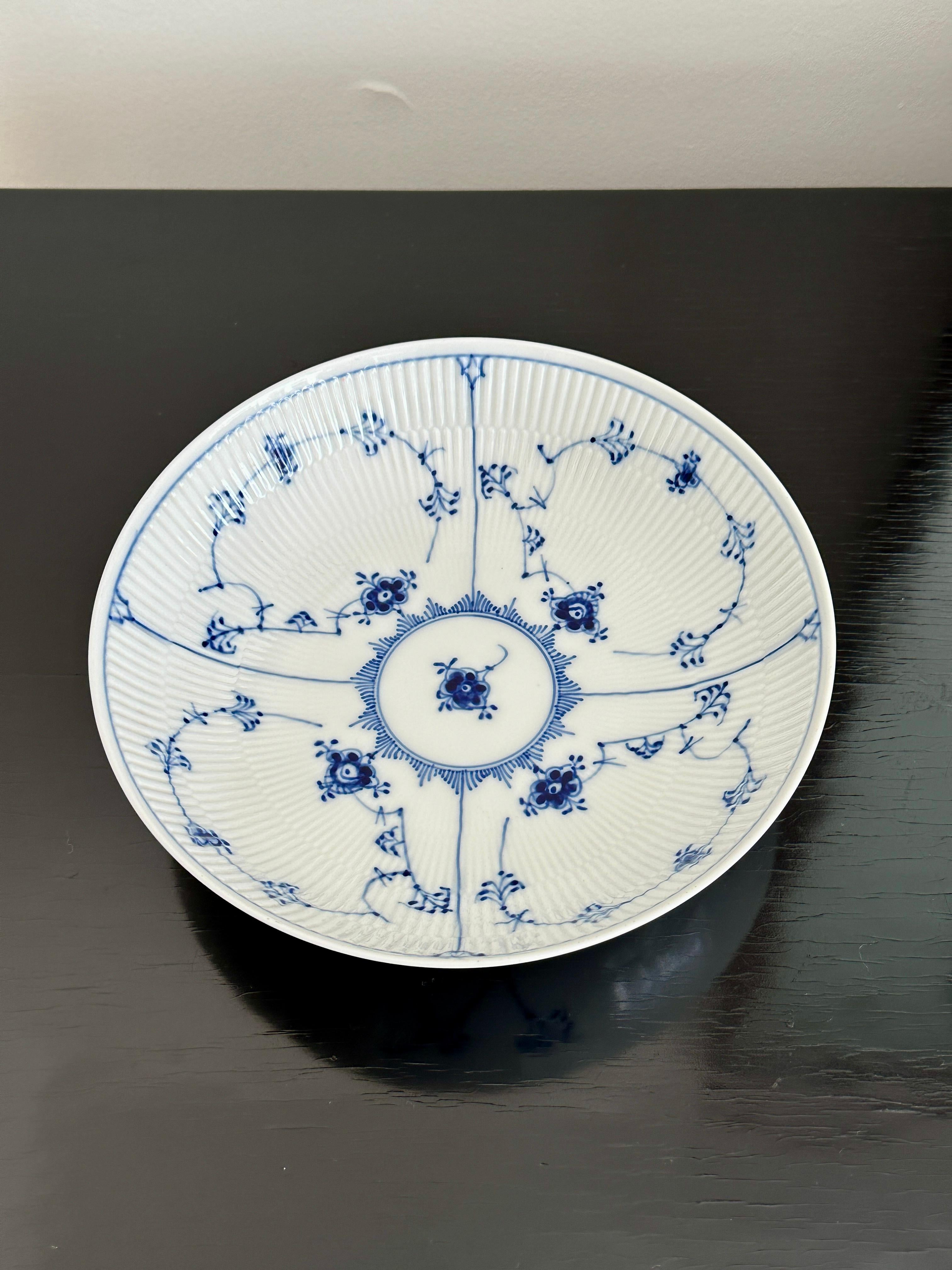 Blaue geriffelte, schlichte Royal Copenhagen-Salatschale, hergestellt 1965 in Dänemark (Dänisch) im Angebot