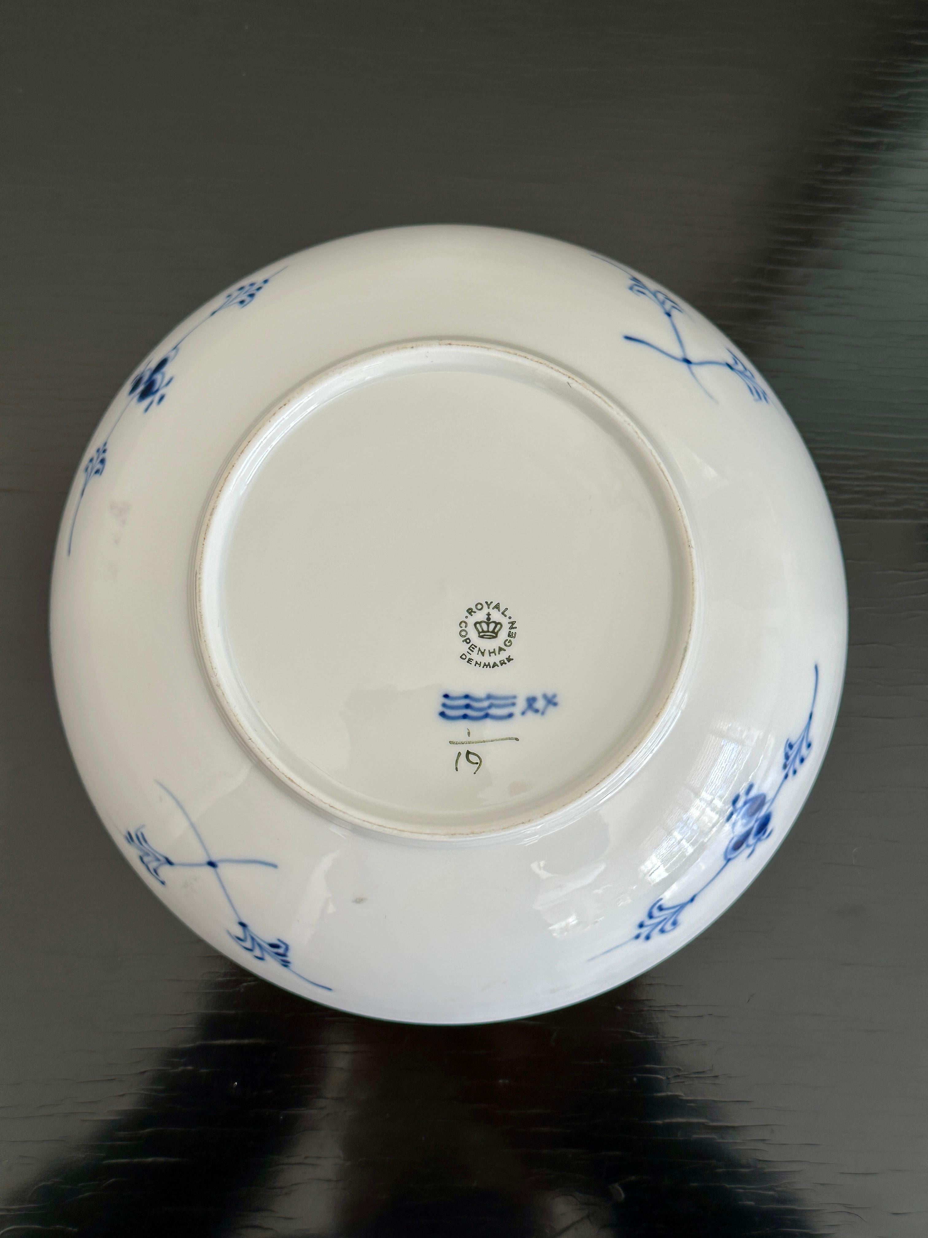 Blaue geriffelte, schlichte Royal Copenhagen-Salatschale, hergestellt 1965 in Dänemark (Mitte des 20. Jahrhunderts) im Angebot