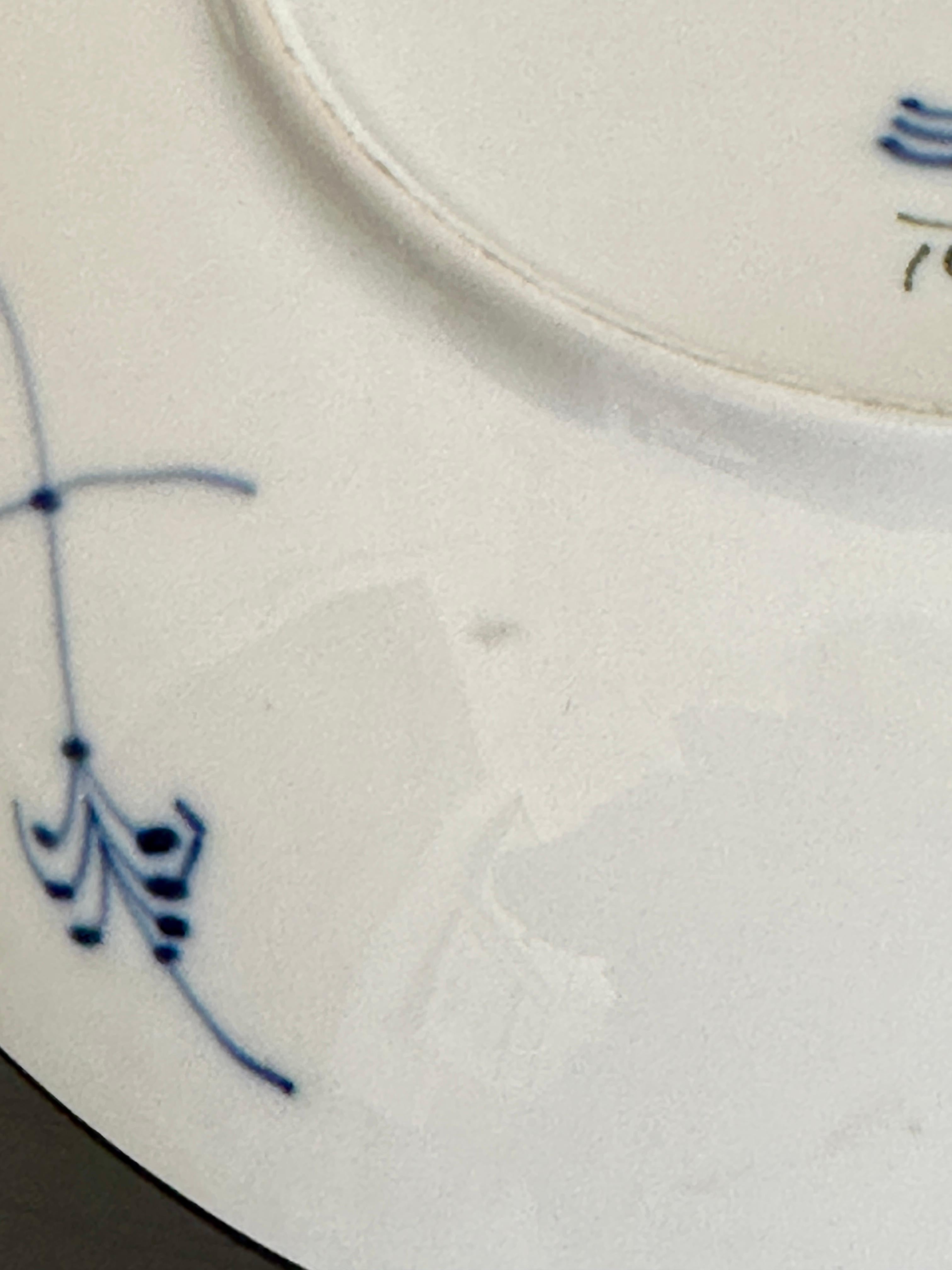 Blaue geriffelte, schlichte Royal Copenhagen-Salatschale, hergestellt 1965 in Dänemark im Angebot 1