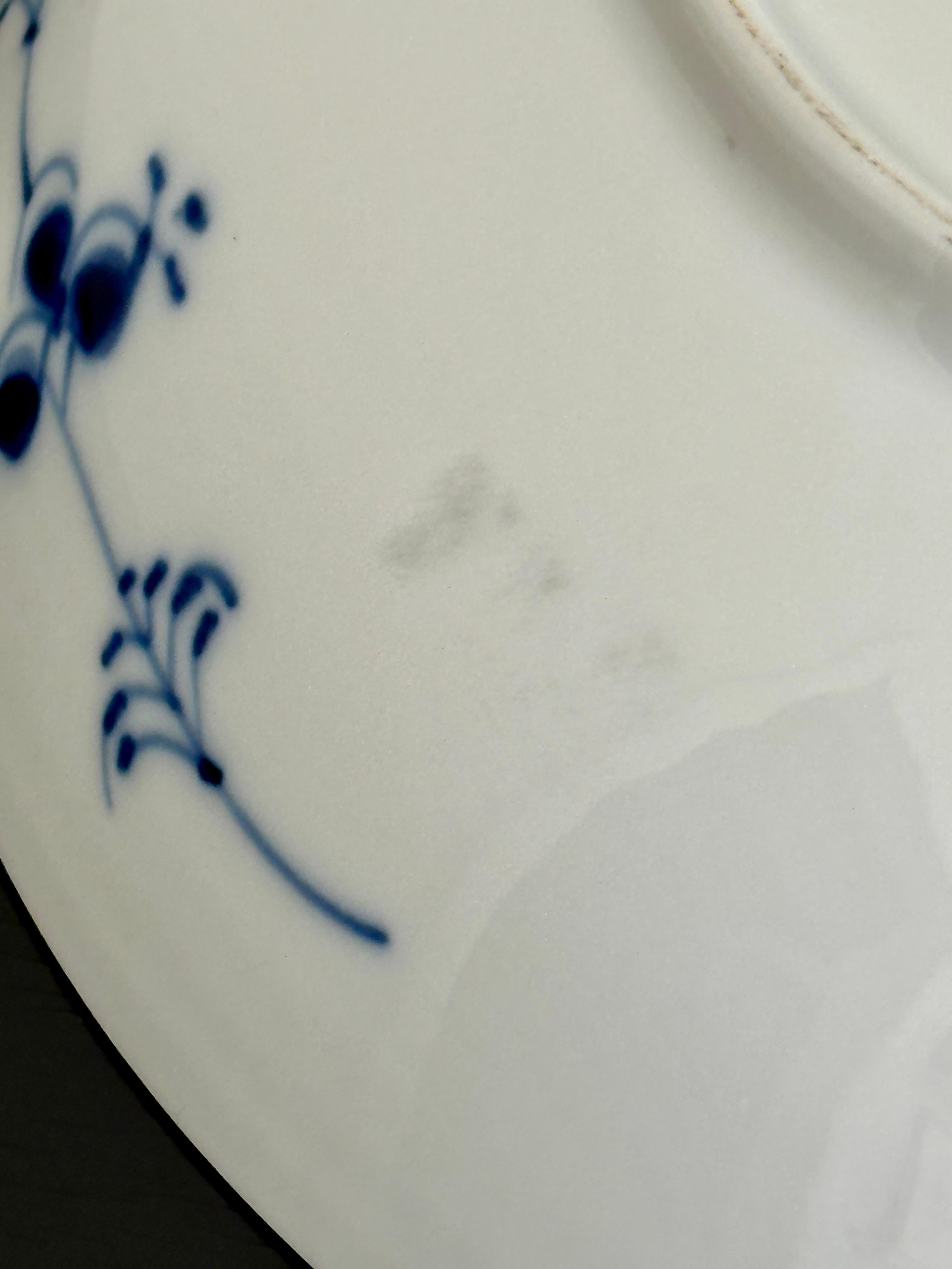 Blaue geriffelte, schlichte Royal Copenhagen-Salatschale, hergestellt 1965 in Dänemark im Angebot 2
