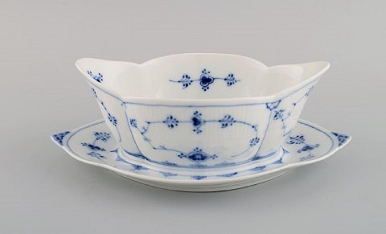 Royal Copenhagen blue fluted plain sauce boat. Model number 1/204.
Measures: 25 x 16.5 x 9 cm.
Stamped.
1st factory quality.