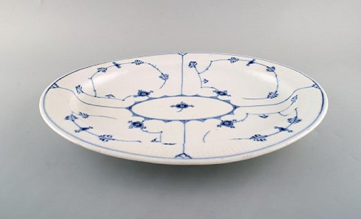 Royal Copenhagen blue fluted plain serving dish in hand painted porcelain. Model number 1/100, early 20th century.
Measures: 41.5 x 33 cm.
In very good condition.
Stamped.