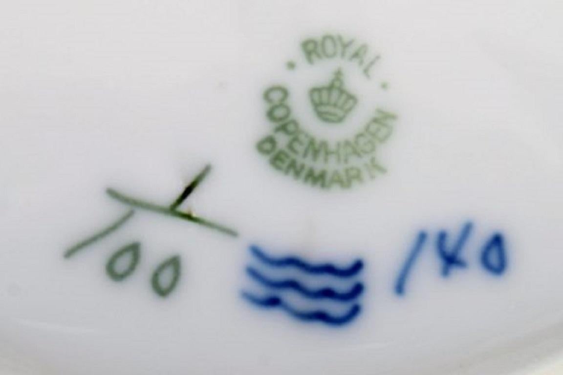 Royal Copenhagen Blaue geriffelte flache Servierschale aus handbemaltem Porzellan im Angebot 2