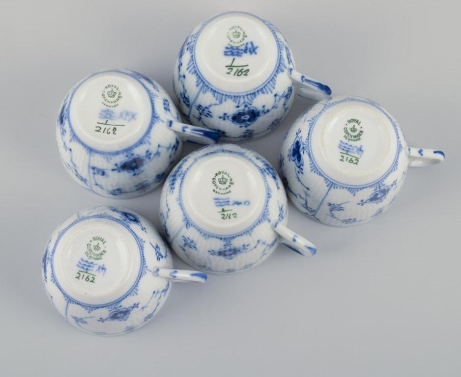 Royal Copenhagen Blau geriffelte Plain. Set aus fünf Kaffeetassen mit Untertassen. im Angebot 2