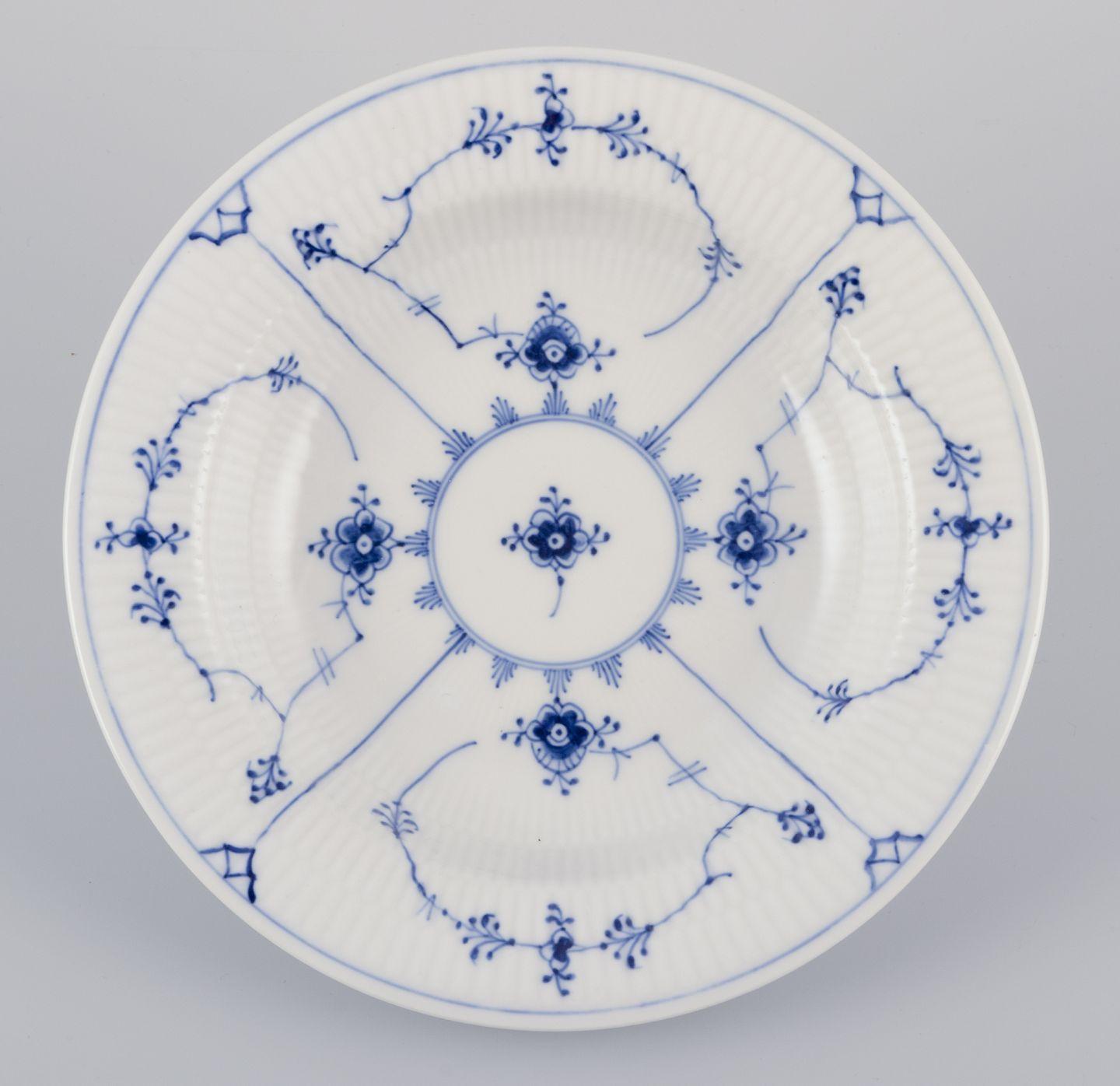 PRE-OWNED GOODS ARE EXEMPT FROM IMPORT TARIFFS FOR U.S., UK, AUSTRALIAN & CANADIAN CUSTOMERS.   
THEREFORE, NO IMPORT TARIFFS WILL BE APPLICABLE TO YOUR PURCHASE. 

Royal Copenhagen Blue Fluted Plain.
A set of five deep plates.
Hand-painted in