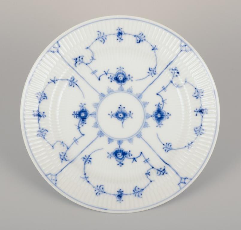 Royal Copenhagen Azul Liso Acanalado. Juego de cinco platos de porcelana para el almuerzo.
Modelo 1/178.
Fechado: 1961
Marcado.
En perfecto estado.
Tercera calidad de fábrica.
Dimensiones: D 21,2 cm.