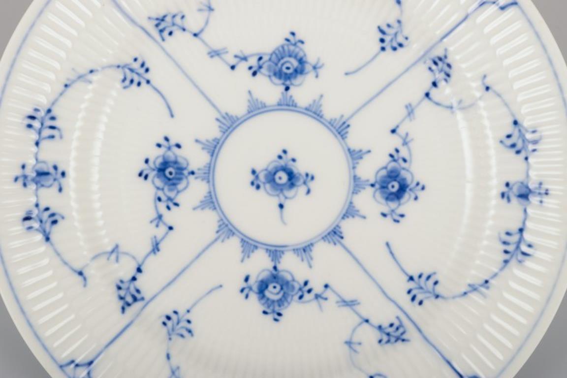 Royal Copenhagen Azul Liso Acanalado. Juego de cinco platos de almuerzo de porcelana. 1